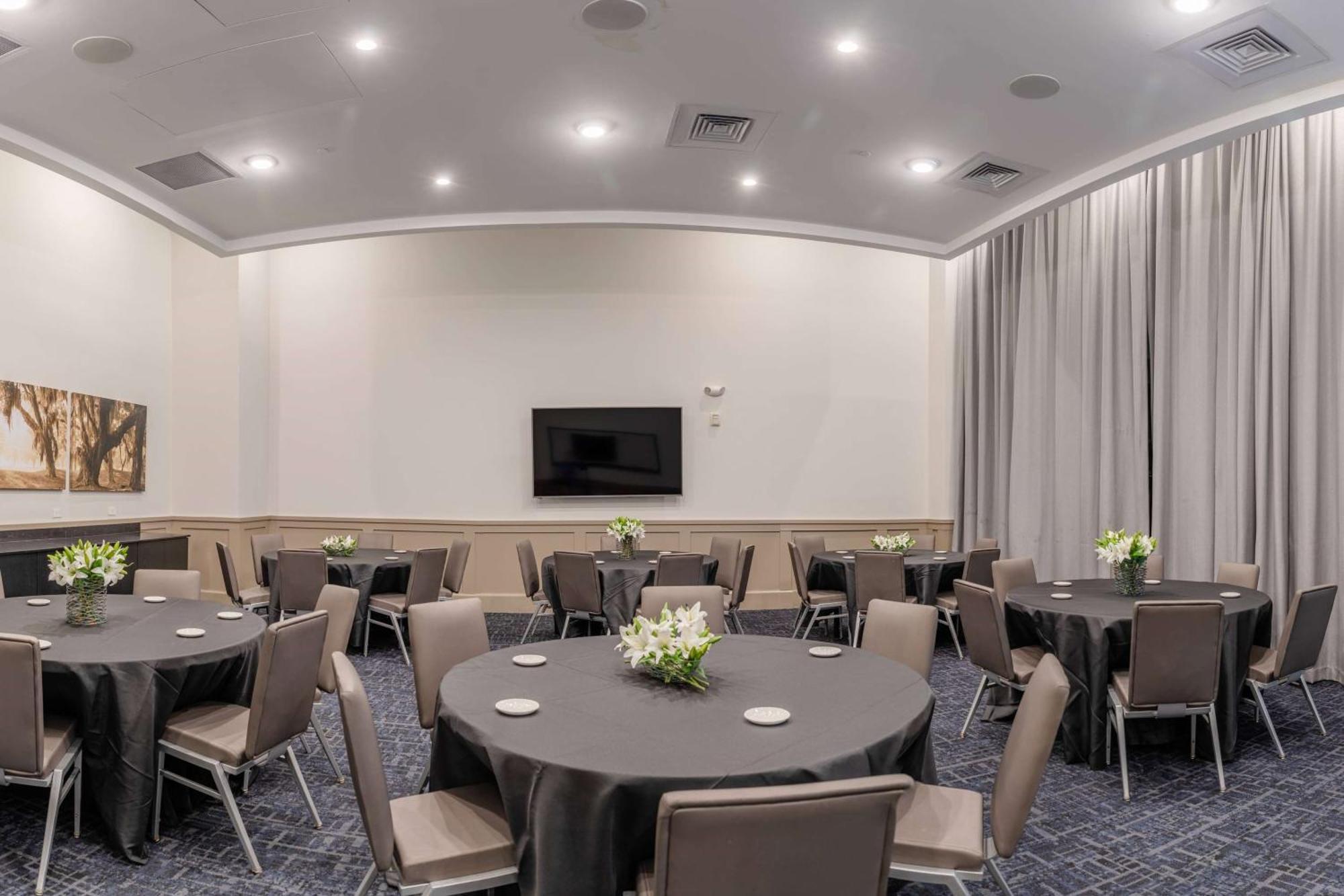 Tryp By Wyndham Savannah Exterior photo