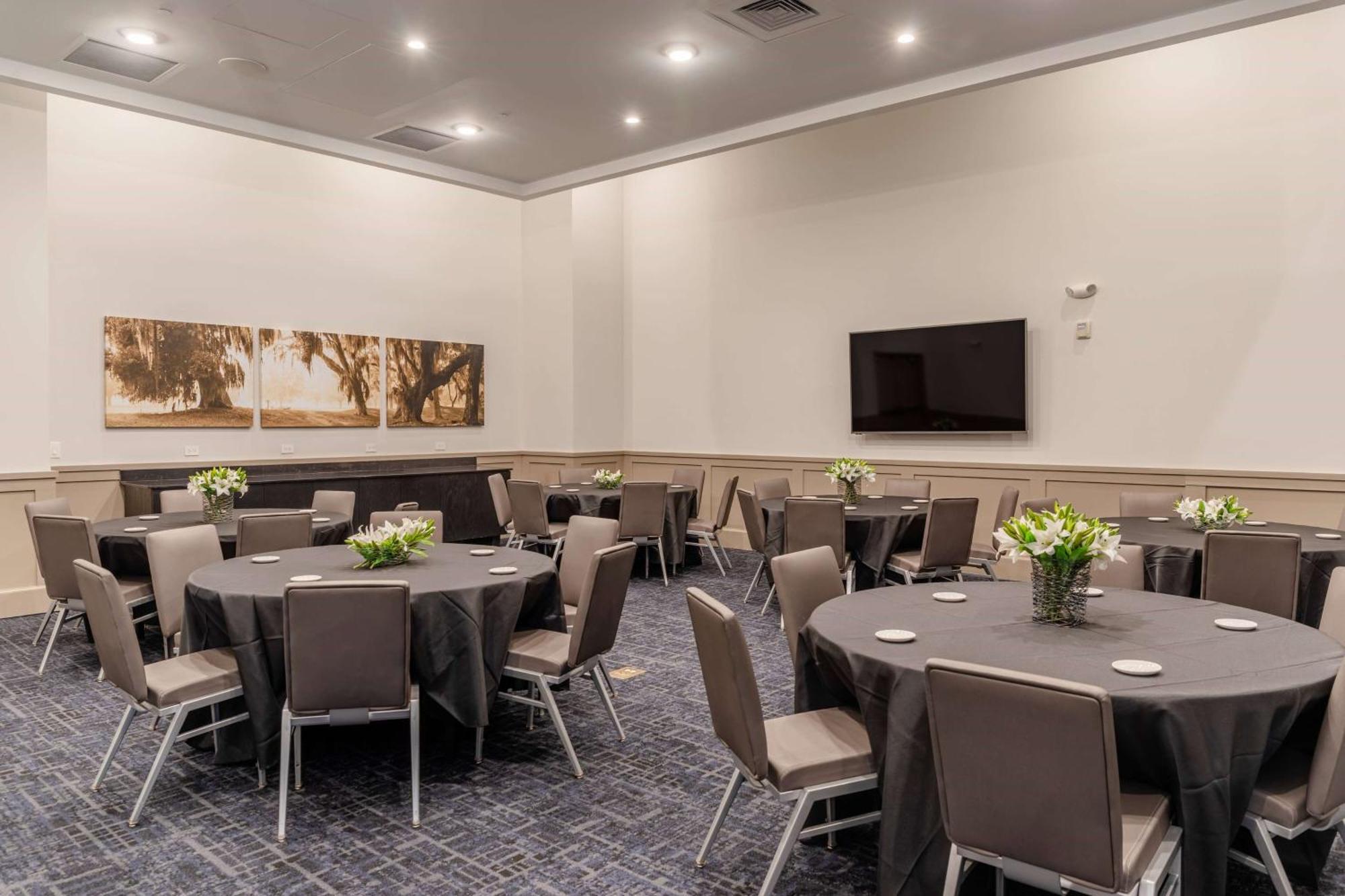 Tryp By Wyndham Savannah Exterior photo